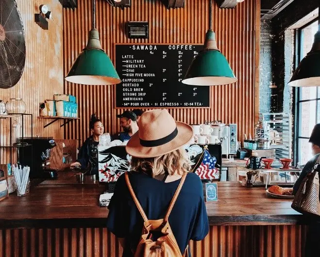 En Cafetería Sazo nos destacamos por ofrecer un ambiente cálido y acogedor, donde cada detalle está pensado para que te sientas como en casa. Desde el aroma del café recién hecho hasta la sonrisa con la que te recibimos, hacemos que cada visita sea una experiencia única.